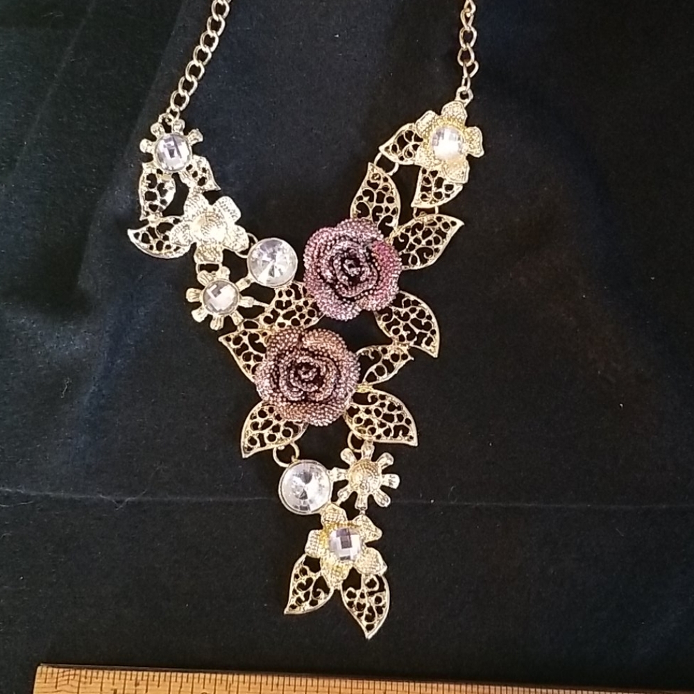 Statement necklace in gold with rhinestones